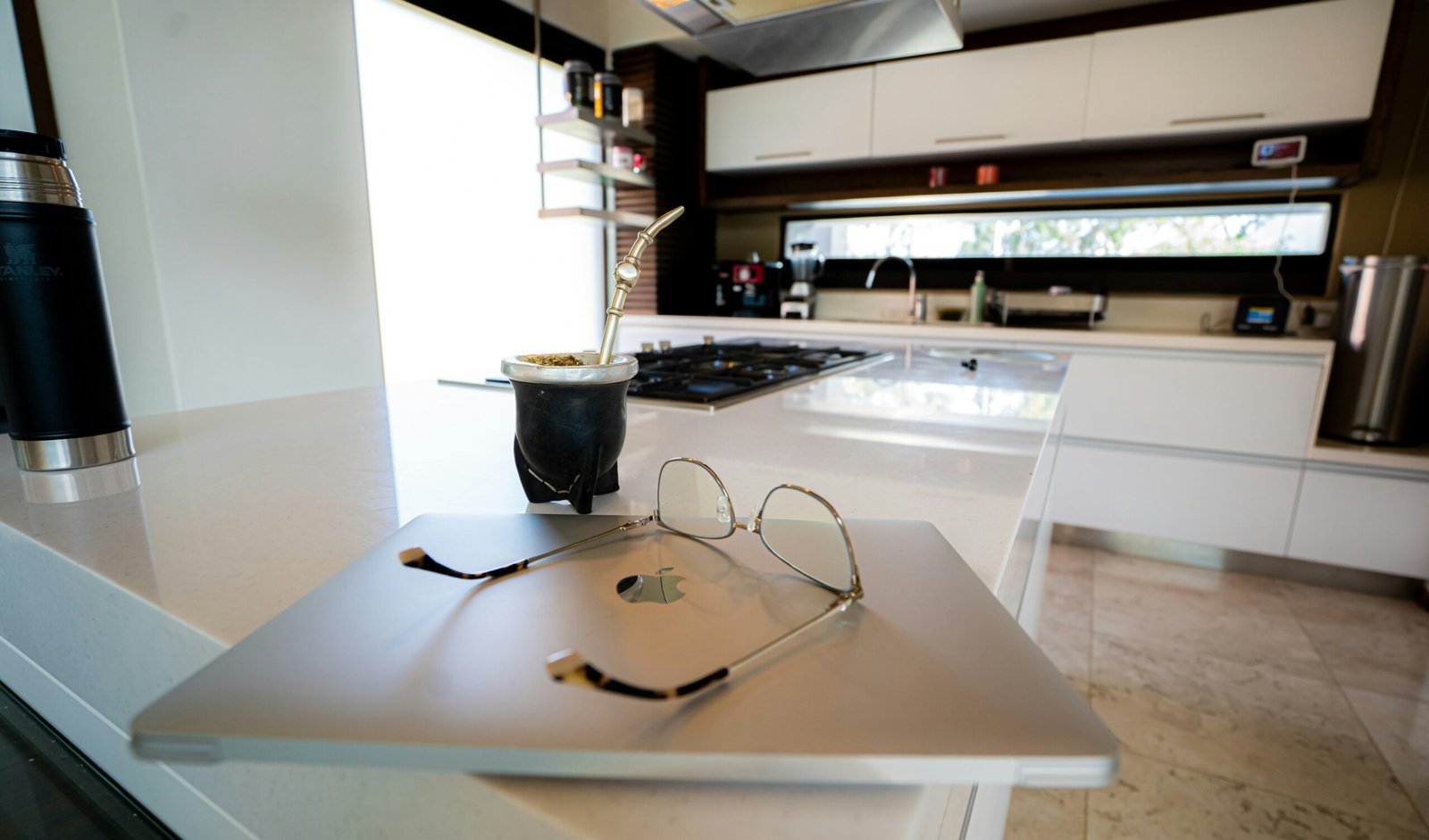 cuisniste travail lunettes ordinateur